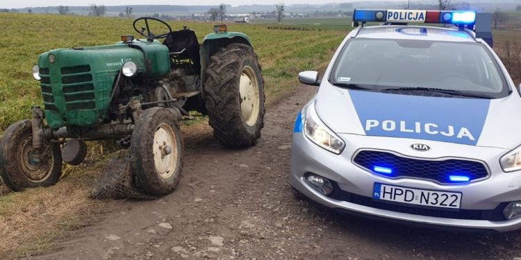 Ciągnik jeździł po polu… bez kierowcy. Pijany rolnik biegał za maszyną
