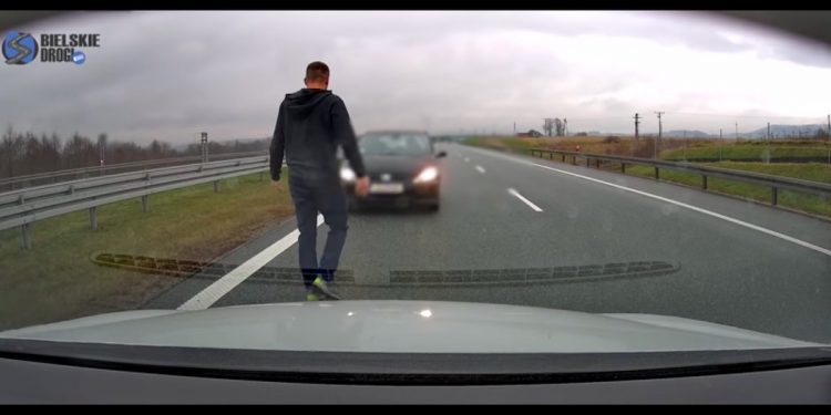 Jechał pod prąd na ekspresówce. Drugi kierowca zareagował błyskawicznie [WIDEO]