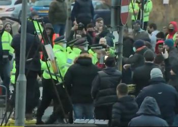 Kierowcy w Dover starli się z policją! Mają dość czekania [WIDEO]