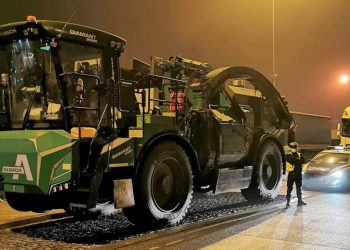 Kombajn ważący 32 tony wjechał na autostradę