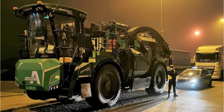 Kombajn ważący 32 tony wjechał na autostradę