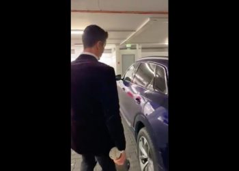 Tak Lewandowski przewoził trofeum do domu. „Bezpieczeństwo przede wszystkim” [WIDEO]