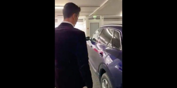 Tak Lewandowski przewoził trofeum do domu. „Bezpieczeństwo przede wszystkim” [WIDEO]