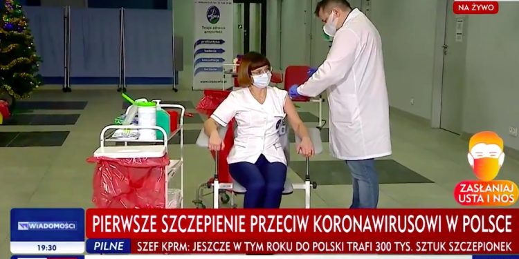 Pierwsza osoba w Polsce zaszczepiona na COVID-19. Jest nagranie [WIDEO]