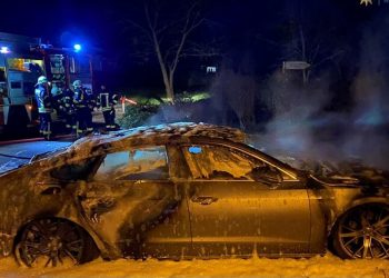 Polski samochód spalony w Niemczech. Na drzwiach swastyka