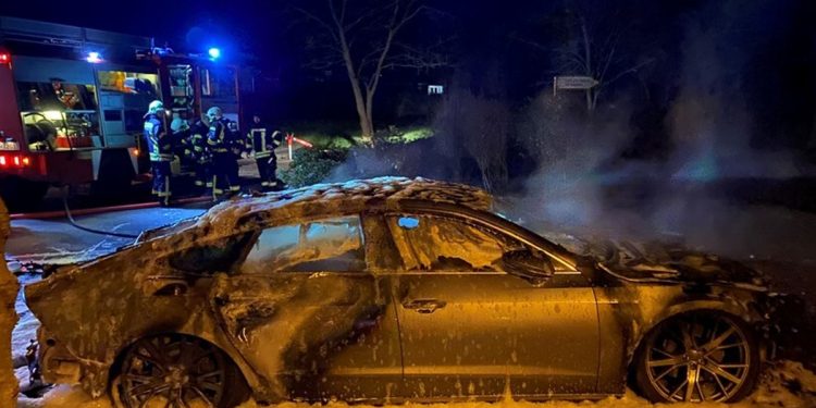 Polski samochód spalony w Niemczech. Na drzwiach swastyka