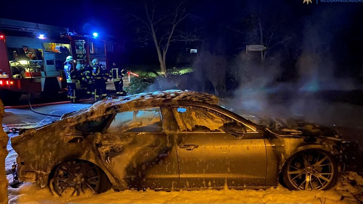 Polski samochód spalony w Niemczech. Na drzwiach swastyka