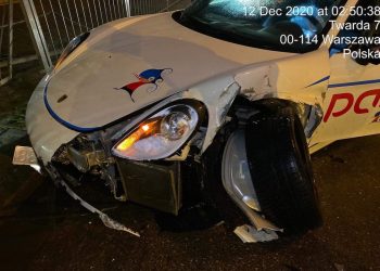 Porsche w wynajmie na minuty rozbite. Do oferty wprowadzone zostało… dzień wcześniej [FOTO]