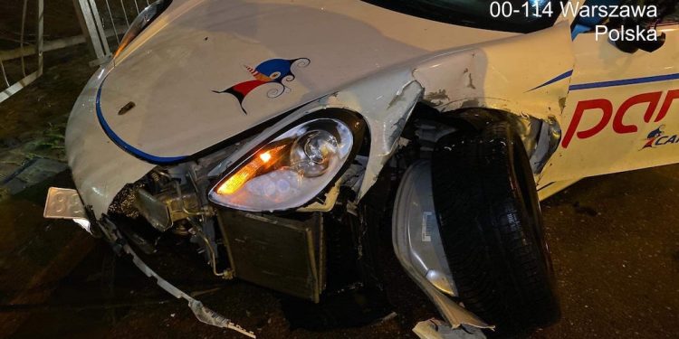 Porsche w wynajmie na minuty rozbite. Do oferty wprowadzone zostało… dzień wcześniej [FOTO]