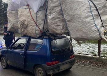 Przewoził na dachu ładunek… dwa razy większy od swojego fiata