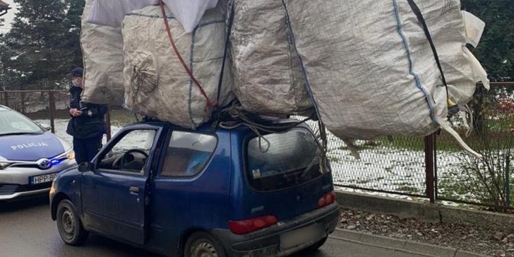 Przewoził na dachu ładunek… dwa razy większy od swojego fiata