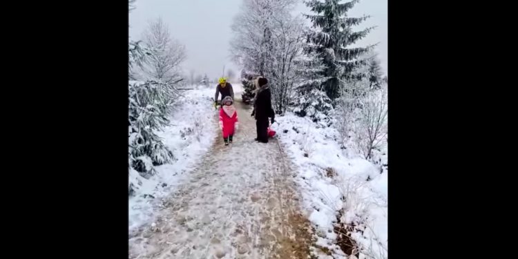 Skandaliczne zachowanie rowerzysty. Kopnął 5-latkę, bo nie zdążyła zejść mu z drogi [WIDEO]