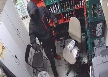 Pobili ekspedientkę do nieprzytomności. Poszukiwani sprawcy! [FOTO]