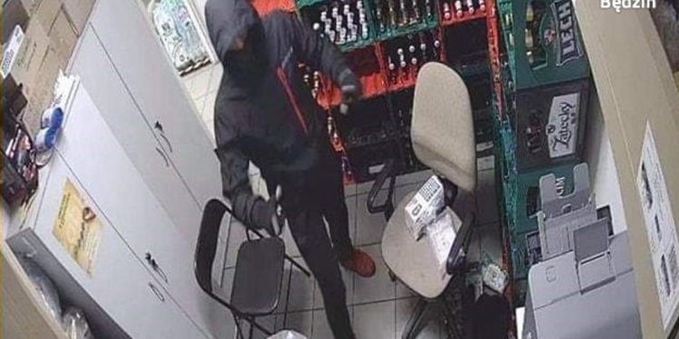 Pobili ekspedientkę do nieprzytomności. Poszukiwani sprawcy! [FOTO]