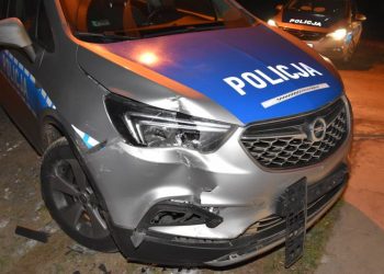 Staranował 17 samochodów, budynek i rogatki kolejowe. Próbował rozjechać policjanta