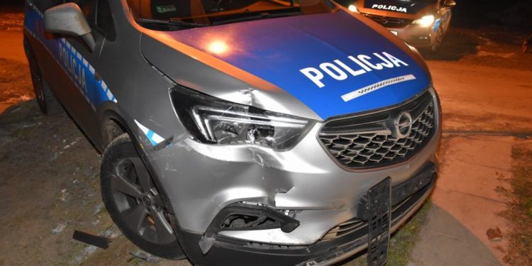 Staranował 17 samochodów, budynek i rogatki kolejowe. Próbował rozjechać policjanta