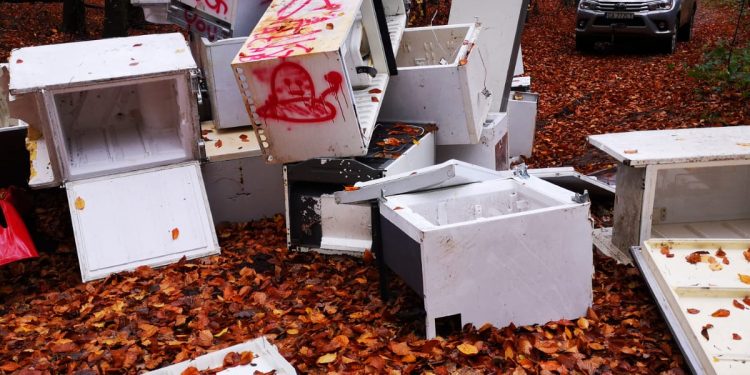 Sterta lodówek w lesie. Szukają sprawcy. „Człowiek traci wiarę”