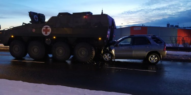 Rosomak zderzył się z osobówką. Nietypowy wypadek na Podkarpaciu