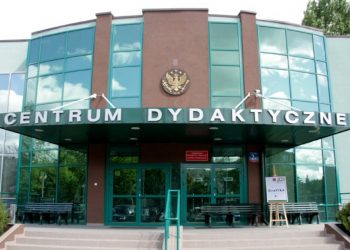 Rektor WUM potwierdził, że był obecny podczas szczepień