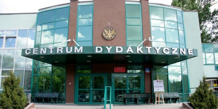 Rektor WUM potwierdził, że był obecny podczas szczepień