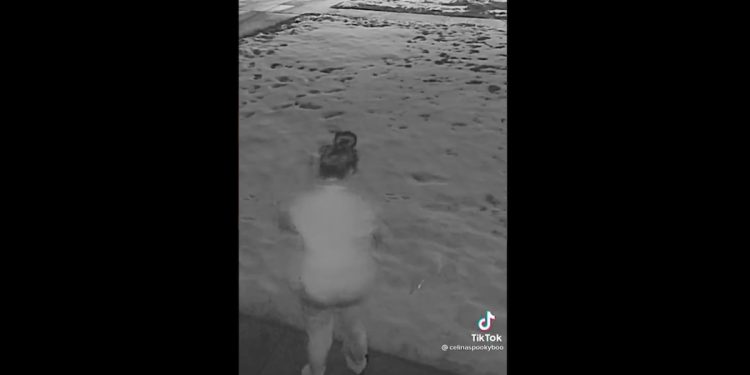 Chłopak nagrał, co jego dziewczyna robi w nocy. Film obejrzano ponad 20 milionów razy [WIDEO]