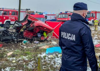 Ciężarówka wjechała pod pociąg. Nie żyje kierowca