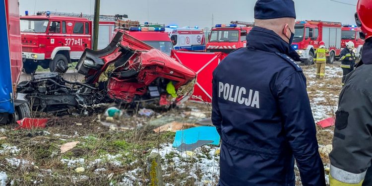 Ciężarówka wjechała pod pociąg. Nie żyje kierowca
