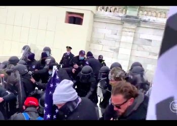 Zwolennicy Trumpa wdarli się do Kapitolu. Media: „jest wielu rannych” [WIDEO]