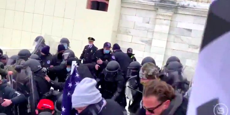 Zwolennicy Trumpa wdarli się do Kapitolu. Media: „jest wielu rannych” [WIDEO]