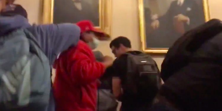 Nie żyje kobieta postrzelona podczas zamieszek w Kapitolu. Do sieci trafiło nagranie [WIDEO]