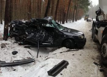 Kierowca zginął na miejscu. Zderzył się z ciężarówką