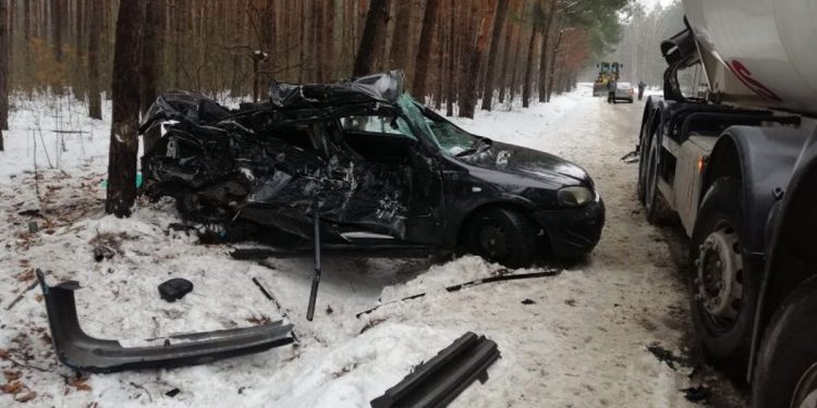 Kierowca zginął na miejscu. Zderzył się z ciężarówką