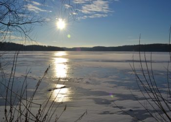 Śmierć podczas morsowania. Mężczyzna chciał przepłynąć pod lodem
