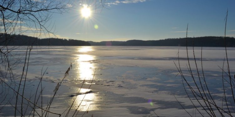 Śmierć podczas morsowania. Mężczyzna chciał przepłynąć pod lodem