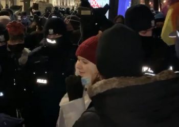Oko.press publikuje film z protestu kobiet. Atak paniki uczestniczki [WIDEO]