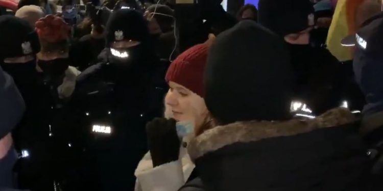 Oko.press publikuje film z protestu kobiet. Atak paniki uczestniczki [WIDEO]