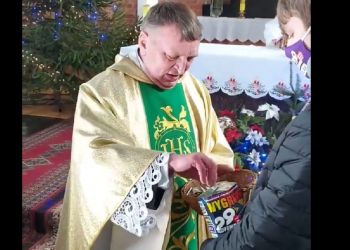 przekazał tacę na WOŚP