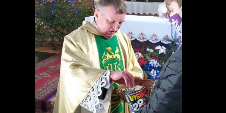 przekazał tacę na WOŚP