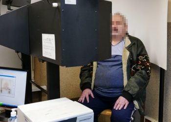 Tasakiem i siekierą zaatakował policjantów. Groził śmiercią też 33-latce