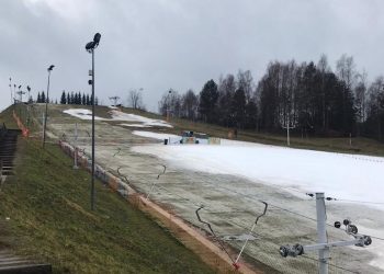Około 100 osób na „zamkniętym” stoku. Interweniowała policja