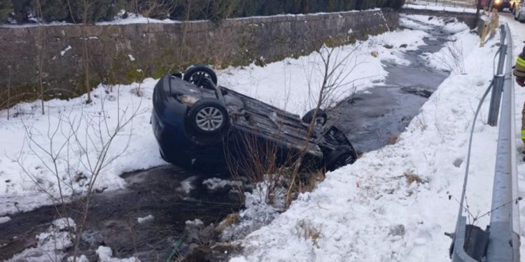 Pijany ukradł samochód. Ucieczkę skończył… w rzece