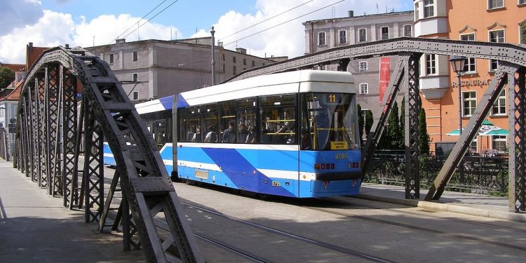 Makabryczne odkrycie w tramwaju. W fotelu siedział martwy mężczyzna, nikt nie zareagował