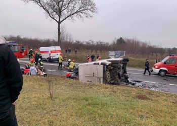 Wypadek z udziałem busa Poczty Polskiej. Dwie osoby nie żyją