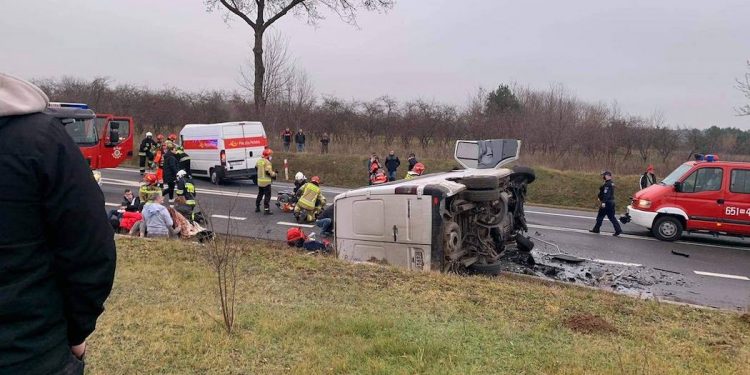 Wypadek z udziałem busa Poczty Polskiej. Dwie osoby nie żyją