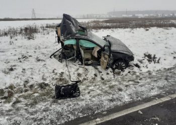 Pijany kierowca uderzył w ciężarówkę. Jaguar rozpadł się na części. Jest ofiara