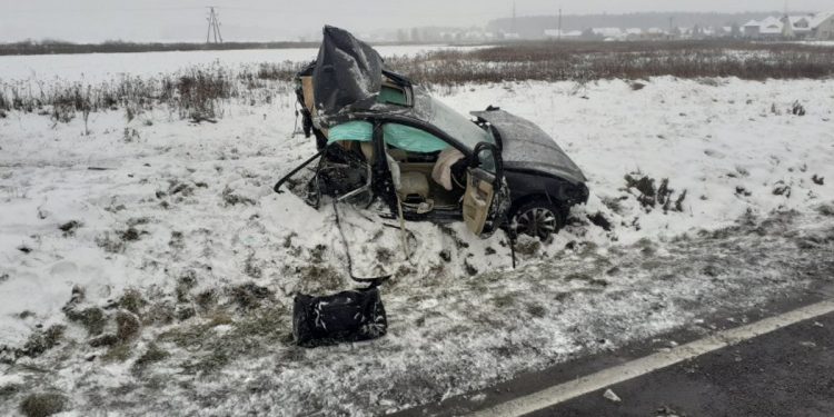 Pijany kierowca uderzył w ciężarówkę. Jaguar rozpadł się na części. Jest ofiara