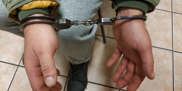 39-latek skatował partnerkę młotkiem i nożem, bo nie chciała dać mu pieniędzy