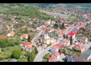 Powiadomił policję, że w kościele łamane są obostrzenia. Mieszkańcy przygotowali zemstę