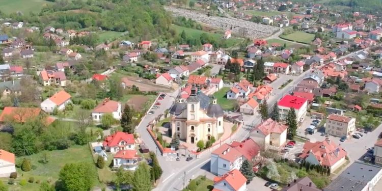 Powiadomił policję, że w kościele łamane są obostrzenia. Mieszkańcy przygotowali zemstę