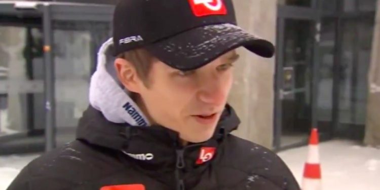 Halvor Egner Granerud dostał prezent od dziennikarza TVP. Niestety, musiał go oddać [WIDEO]